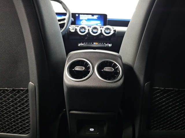 Mercedes-Benz CLA 250 AMG Line Sedan