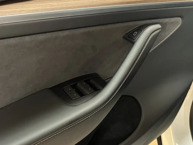 Tesla Model Y AWD Dual Motor Performance