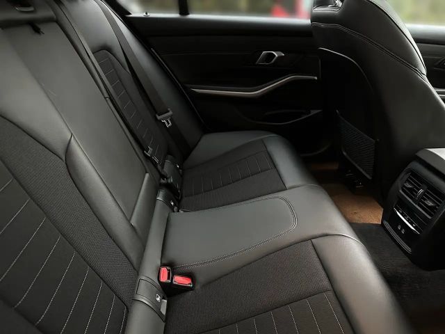 BMW 330 330e Sedan