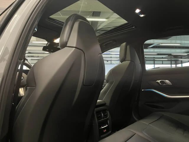 BMW 330 330d M-Sport Sedan