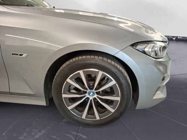 BMW 320 320e Sedan