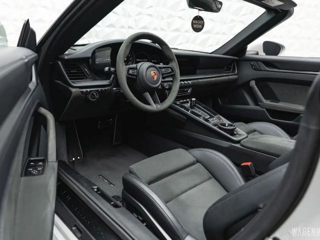 Porsche 992 4 Cabrio GTS Targa