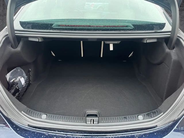 Mercedes-Benz E 300 AMG Line E 300 e Sedan