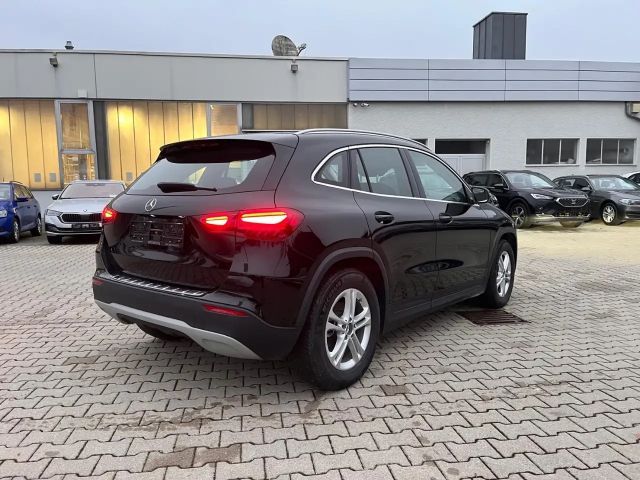 Mercedes-Benz GLA 180 *LED Navi Sitzh. Rückfahrkamera DAB*