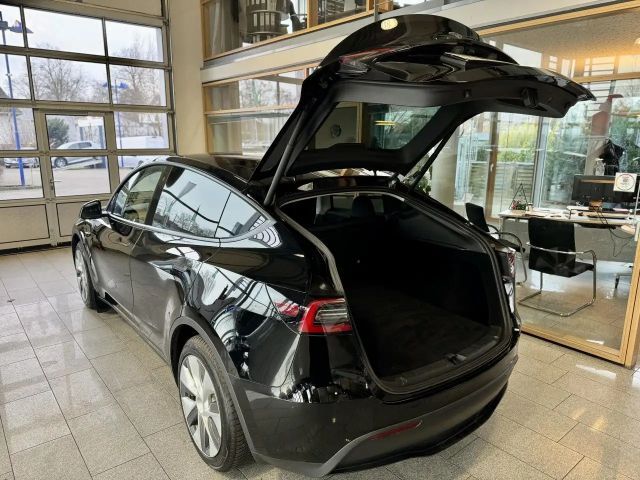 Tesla Model Y AWD Dual Motor Performance