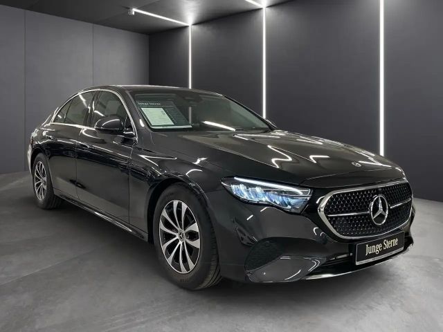 Mercedes-Benz E 200 Sedan