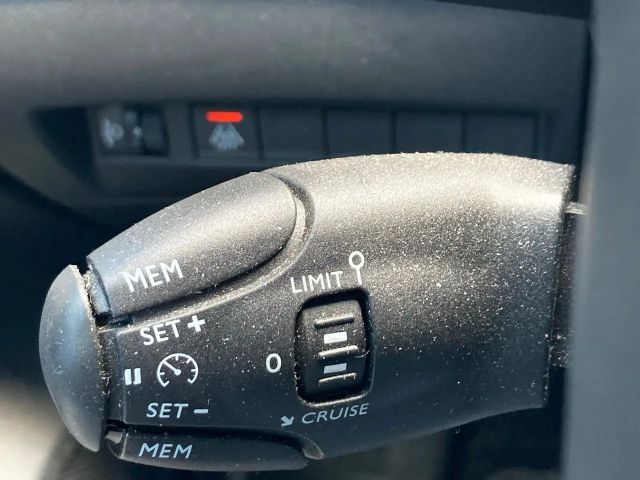 Peugeot E-208 e- Elektromotor 136 Rückfahrkamera mit 180°