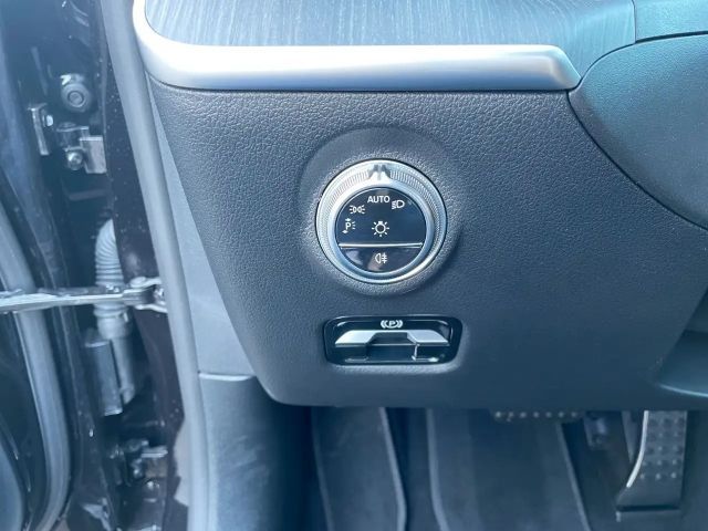 Mercedes-Benz C 200 AMG Line Sedan