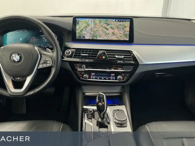 BMW 520 520i Luxury Line Sedan