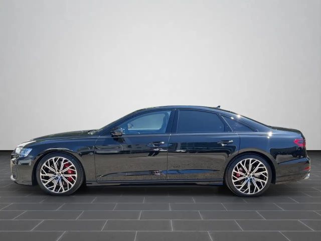 Audi S8 .