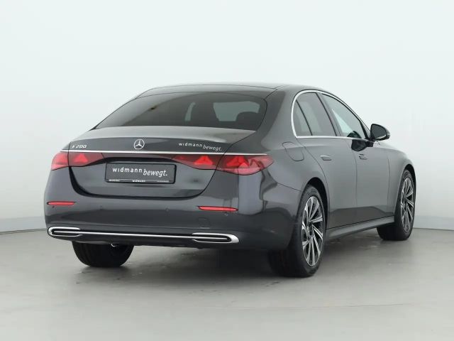 Mercedes-Benz E 200 Sedan