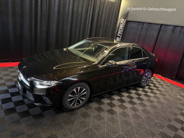 Mercedes-Benz A 180 A 180 d