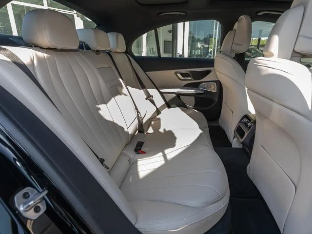 Mercedes-Benz E 200 4MATIC Sedan