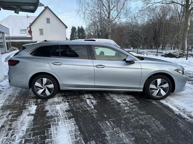 Volkswagen Passat 1.5 eTSI Business DSG Variant