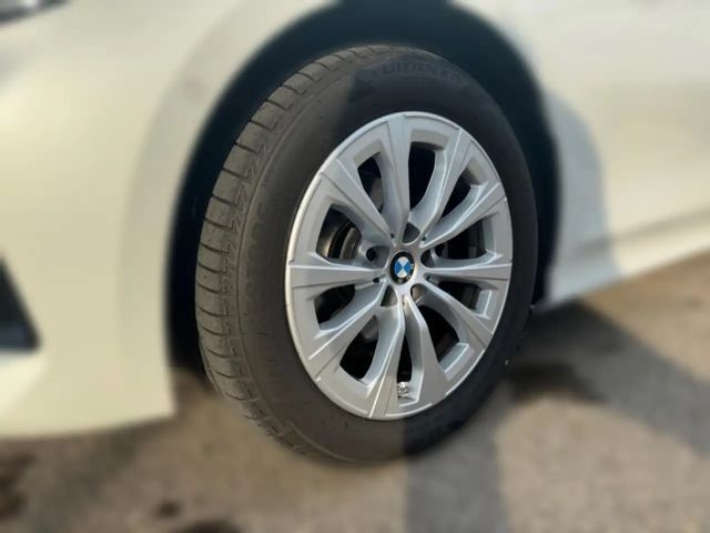 BMW 318 iAT  +HUD+ADAPTIVE-LED+ACC+NAVI+SHZ+DAB+MFL+