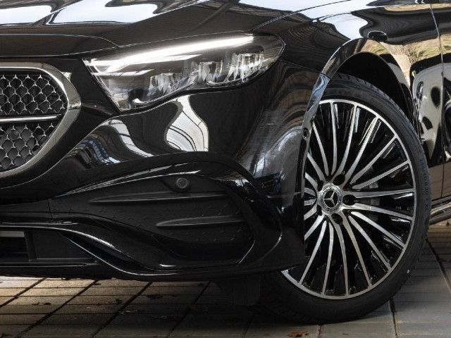 Mercedes-Benz E 200 4MATIC Sedan