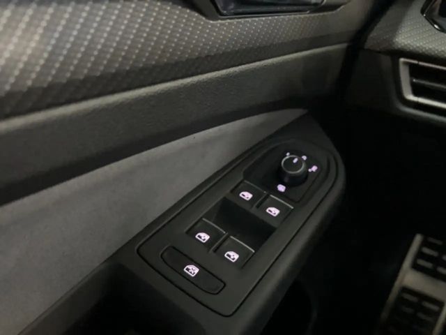 Volkswagen Golf 1.5 eTSI DSG Golf VIII R-Line