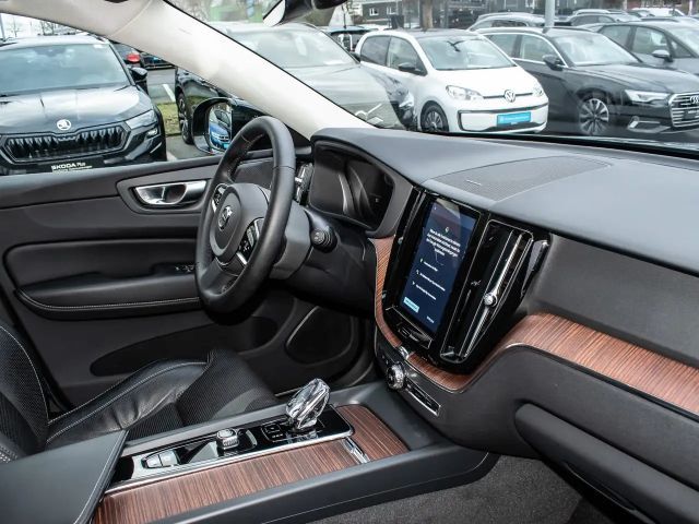 Volvo XC60 AWD Dark Plus