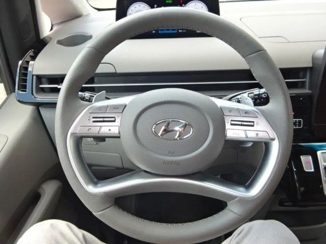 Hyundai Staria Signature
