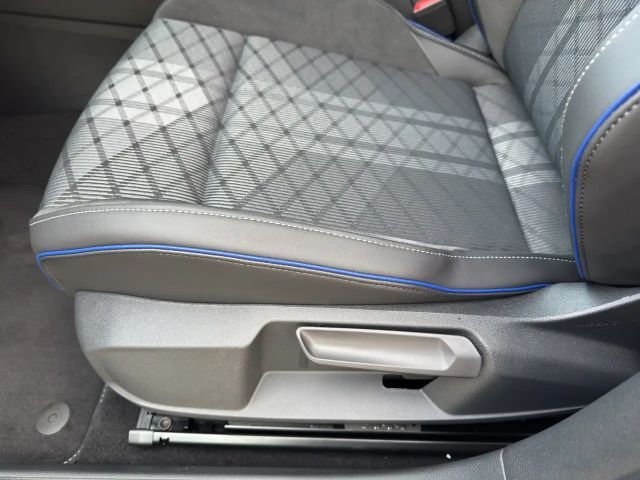 Volkswagen Golf 1.5 eTSI DSG R-Line Variant