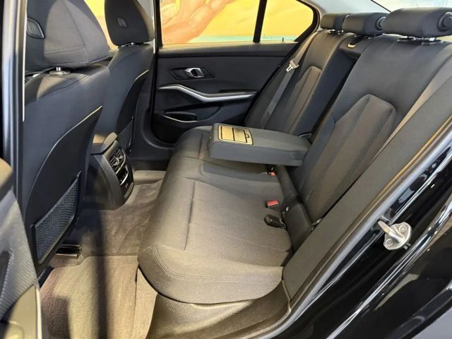 BMW 320 320i Sedan xDrive