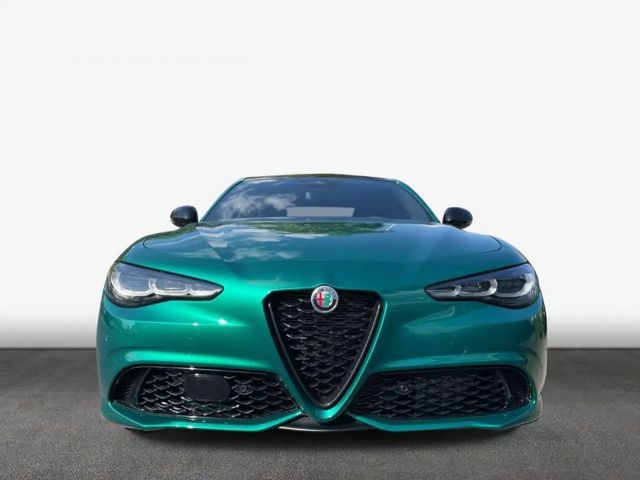Alfa Romeo Giulia AT8 Q4 Turbo