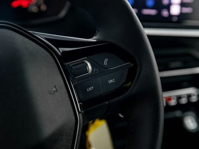 Peugeot 2008 100pk MT6 | Camera | Navi | Parkeers. a |  Carp...