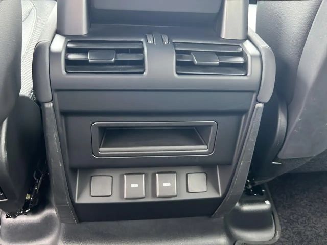 Land Rover Defender 110 D250 Dynamic SE