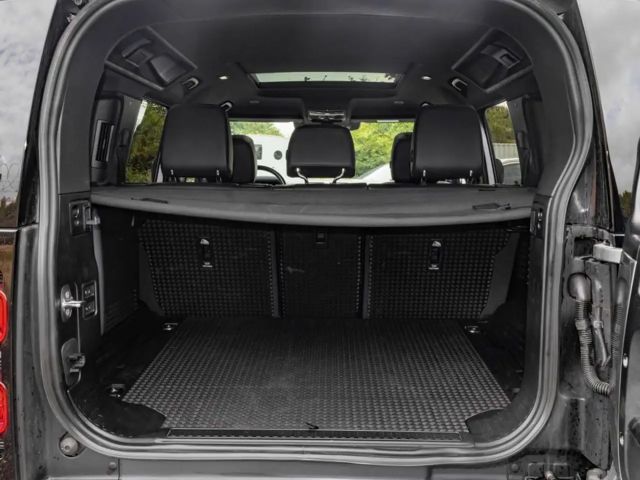 Land Rover Defender 110 D250 SE
