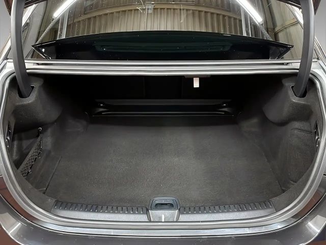 Mercedes-Benz E 200 AVANTGARDE Sedan