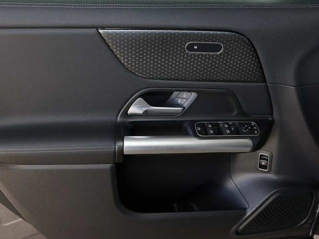 Mercedes-Benz GLA 180 KAMERA+SPURHALTE+CARPLAY+MBUX+LED+18"