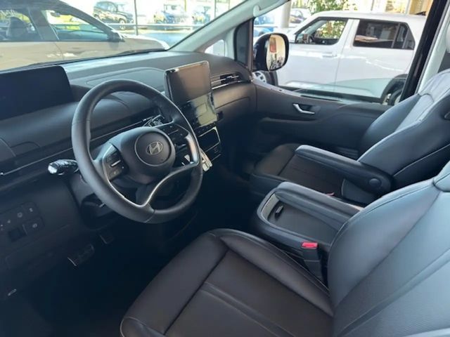 Hyundai Staria Signature