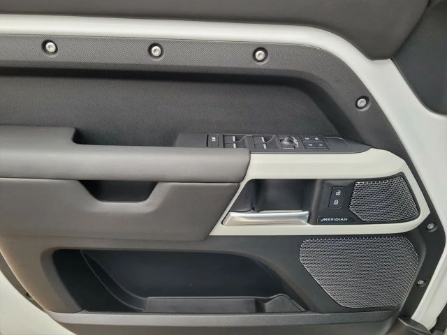 Land Rover Defender 110 D300 Dynamic SE