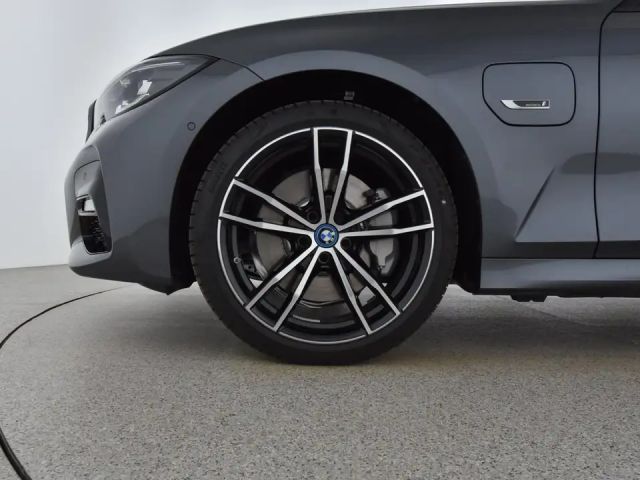 BMW 330 330e Sedan xDrive