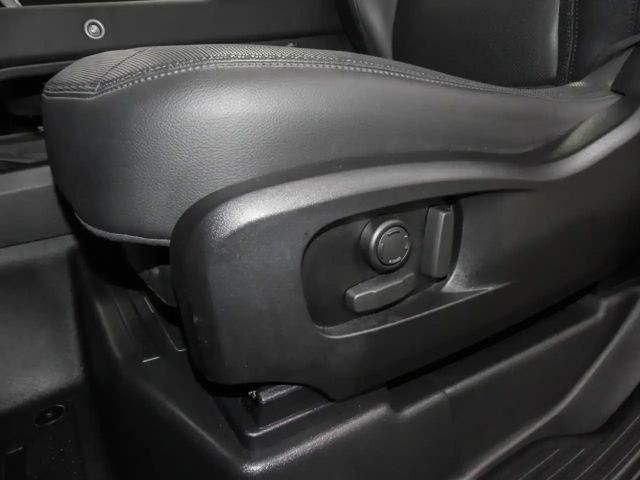 Land Rover Defender 90 D250 Dynamic SE