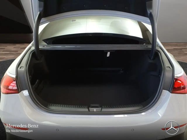 Mercedes-Benz E 220 AMG Line E 220 d Sedan