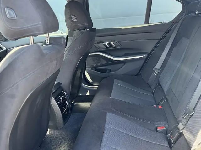 BMW 318 318i M-Sport Sedan