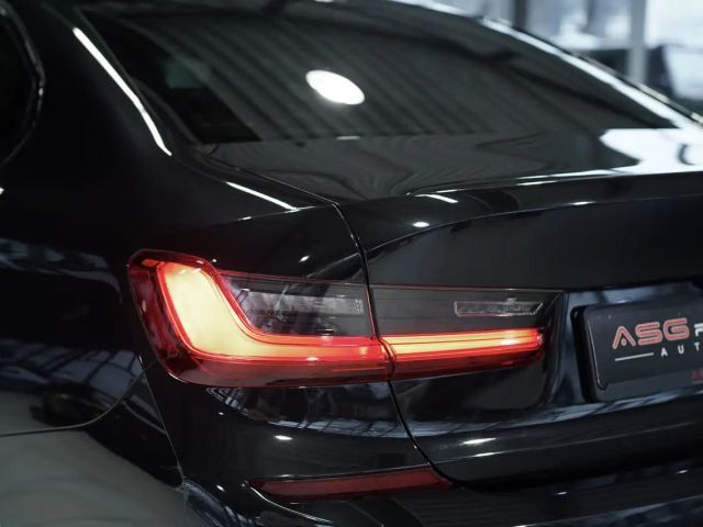 BMW 330 330d M-Sport Sedan