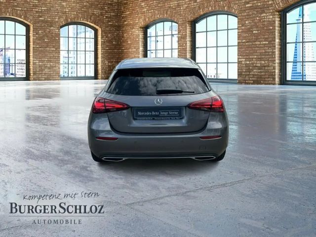 Mercedes-Benz A 180 W-Paket PDC SHZ SpurH LED LM AUT AHK KAM