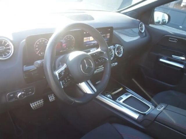 Mercedes-Benz B 220 4MATIC AMG Line