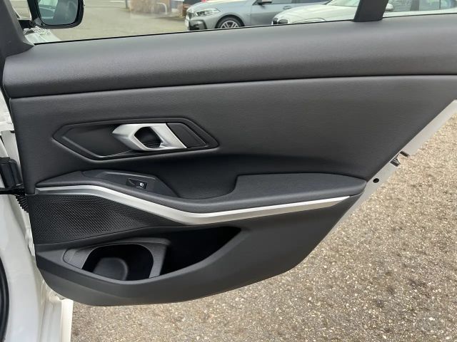 BMW 320 320i M-Sport Sedan