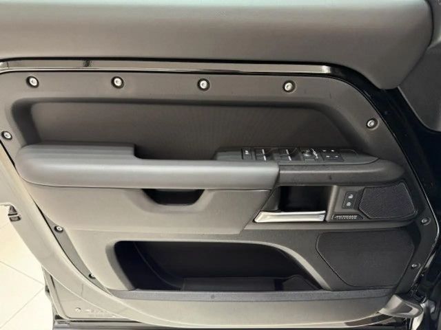 Land Rover Defender 110 Black Pack