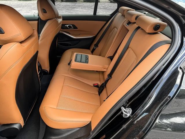 BMW 320 320i M-Sport Sedan