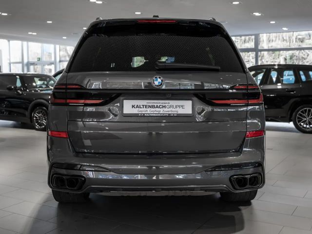 BMW X7 M 60i FACEL. PANO AHK HUD 360° LED STANDHZ