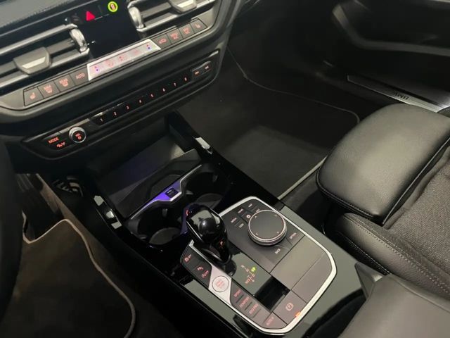 BMW 118 118i 5-deurs Sedan Sport Line