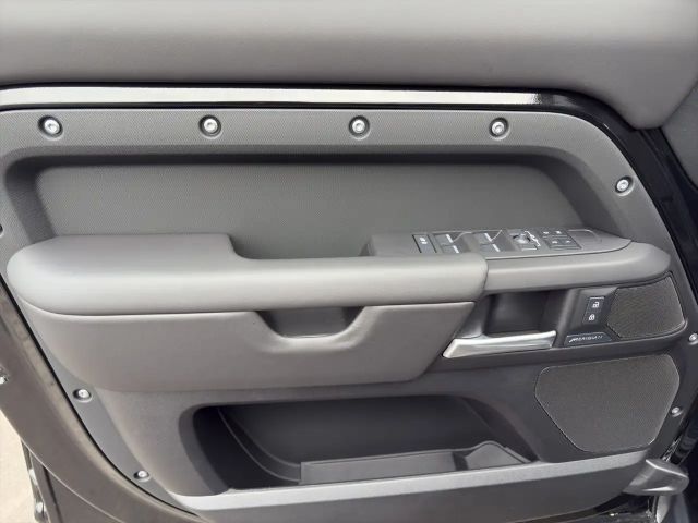 Land Rover Defender 110 D250 Dynamic SE