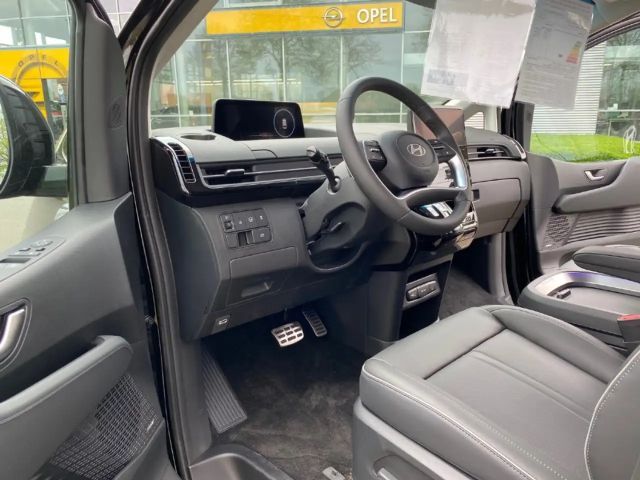 Hyundai Staria Signature