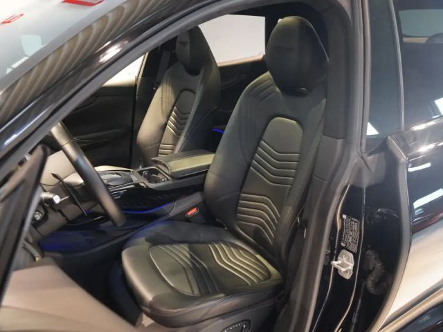 Aston Martin DBX V8