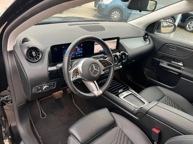 Mercedes-Benz GLA 180 *LED Navi Kamera Sitzh. DAB Leder*