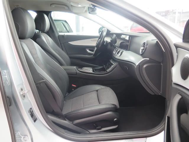 Mercedes-Benz E 220 AVANTGARDE E 220 d Estate